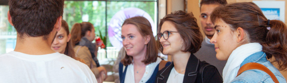 Étudiants échangeant lors d’un événement dédié à la responsabilité sociétale des entreprises chez NEOMA